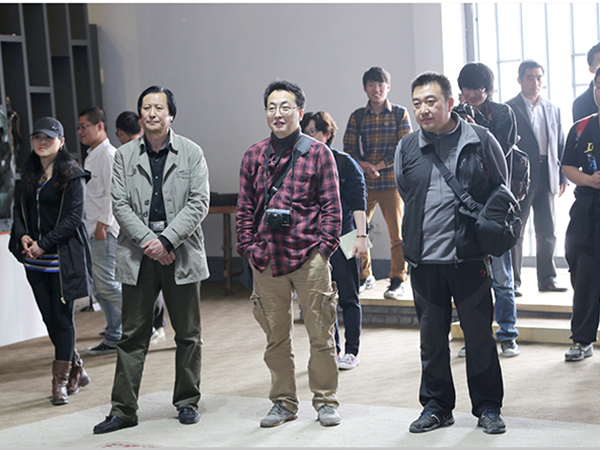 中央美術(shù)學(xué)院雕塑系副主任張偉教授、楊靖教授帶領(lǐng)學(xué)生來華藝雕塑參觀學(xué)習(xí)