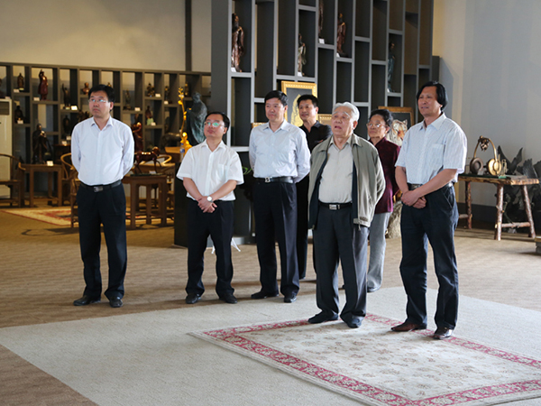 原中國人民解放軍海軍司令員石云生上將一行在濰坊原市人大副主任王永興、臨朐縣劉裕斌縣長的陪同下來華藝視察指導(dǎo)并題字留念，傅紹相總經(jīng)理向客人介紹雕塑藝術(shù)。