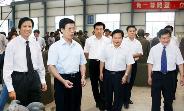 中央政治局常委、國務(wù)院副總理張高麗蒞臨華藝雕塑視察指導(dǎo)，傅紹相總經(jīng)理介紹雕塑藝術(shù)