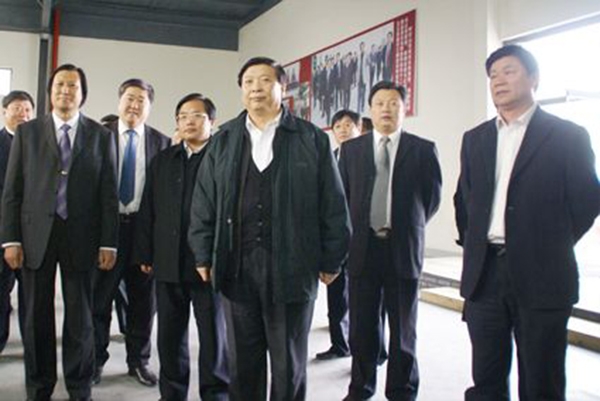 山東省委副書記、省長(zhǎng)姜大明、副省長(zhǎng)賈萬(wàn)志、濰坊市委書記張新起等領(lǐng)導(dǎo)于2009年4月15日蒞臨華藝雕塑視察指導(dǎo)，總經(jīng)理傅紹相介紹雕塑藝術(shù)。