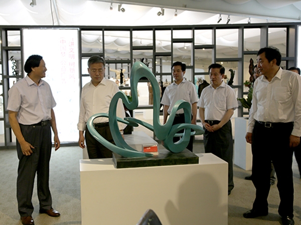 山東省委副書記，山東省人民政府郭樹(shù)清省長(zhǎng)，濰坊市委杜昌文書記，濰坊市劉曙光市長(zhǎng)等領(lǐng)導(dǎo)來(lái)華藝雕塑視察指導(dǎo)，臨朐縣委書記顧建華陪同參觀，傅紹相總經(jīng)理介紹企業(yè)情況及雕塑藝術(shù)。
