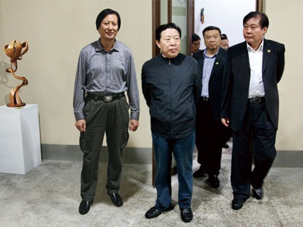 全國(guó)政協(xié)副主席、中國(guó)文聯(lián)主席孫家正在濰坊市政協(xié)主席趙興濤等領(lǐng)導(dǎo)陪同下參觀華藝雕塑坊茨小鎮(zhèn)雕塑館，孫主席對(duì)華藝雕塑給予高度評(píng)價(jià)，傅紹相總經(jīng)理介紹雕塑藝術(shù)