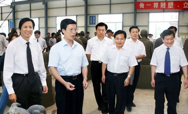 中央政治局常委、國(guó)務(wù)院副總理張高麗蒞臨華藝雕塑視察指導(dǎo)，傅紹相總經(jīng)理介紹雕塑藝術(shù)