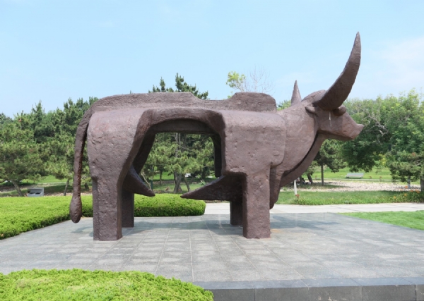 《大地蒼?！防钣焉?、鑄鐵、青島