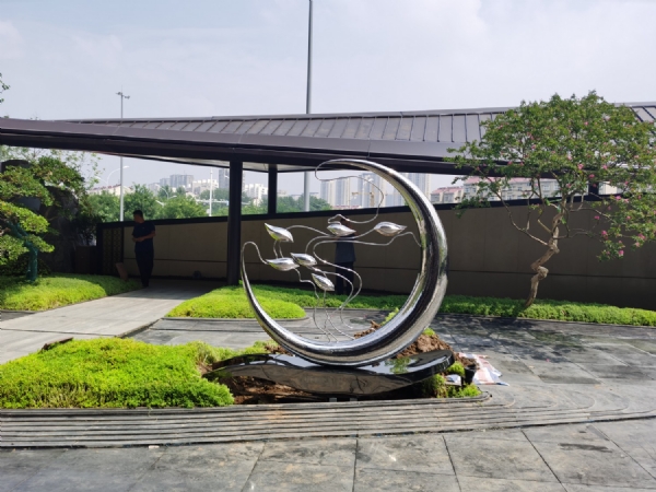 《月亮》雕塑，不銹鋼板，高2.0米